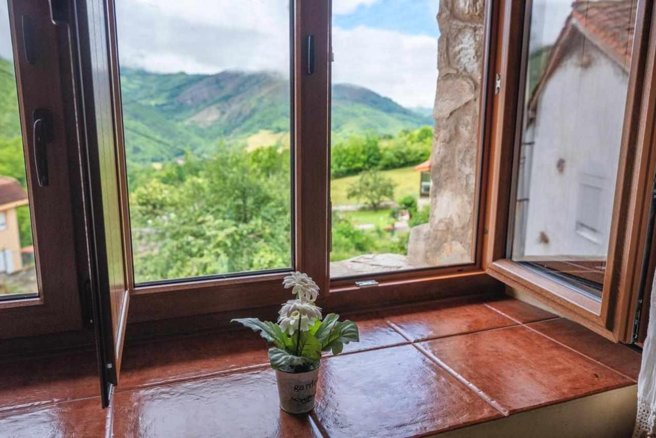 Casa Rural La Carrozal Senda Del Oso Orelleiru Exterior photo