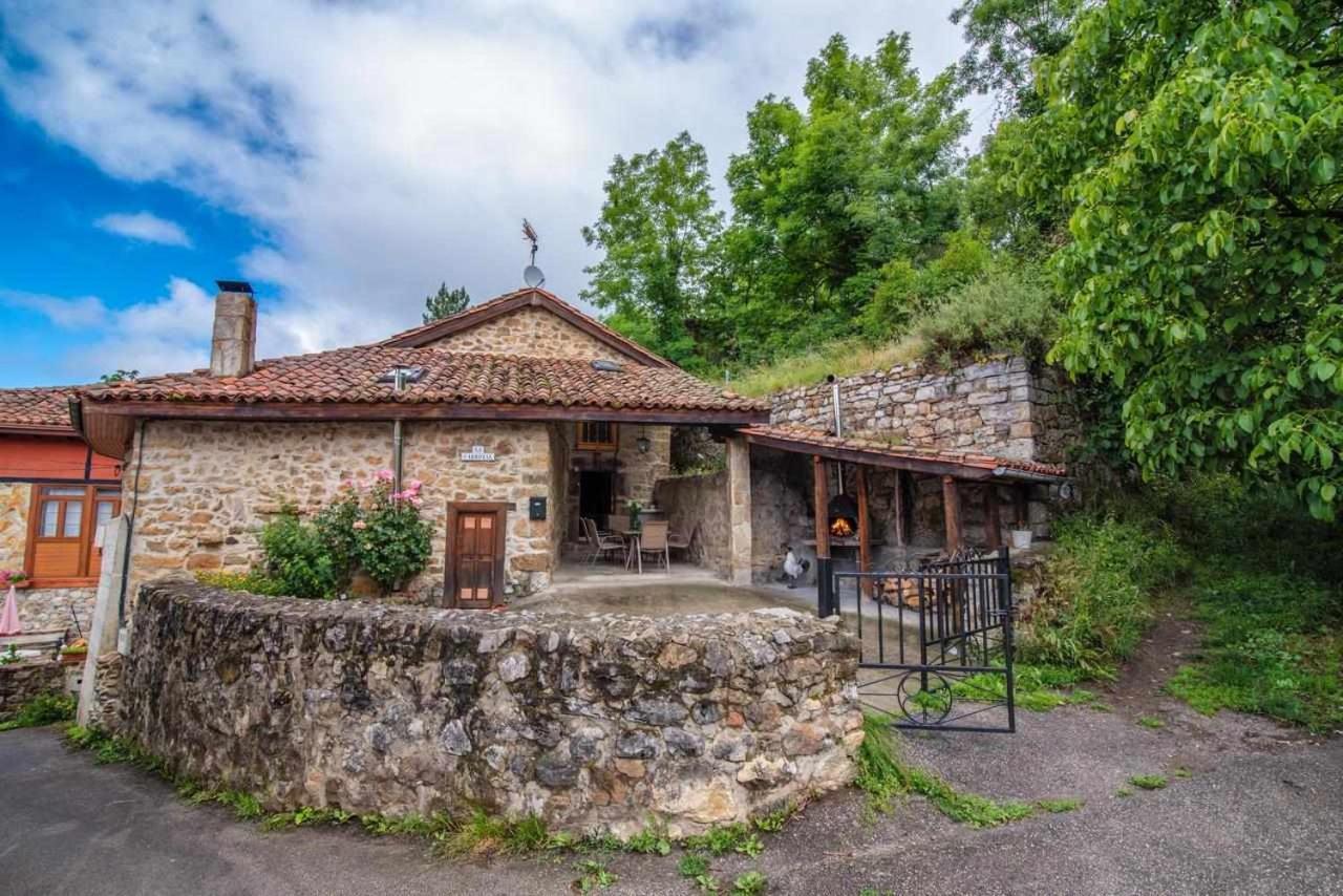 Casa Rural La Carrozal Senda Del Oso Orelleiru Exterior photo