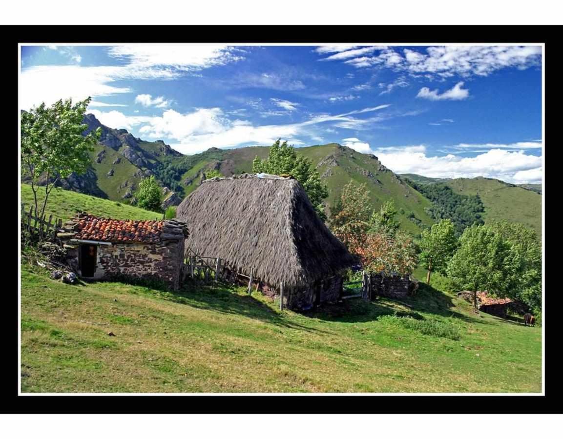 Casa Rural La Carrozal Senda Del Oso Orelleiru Exterior photo